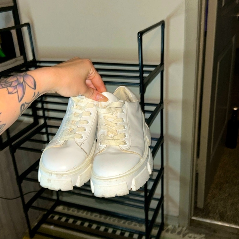 Steve Madden white leather shoes 👞